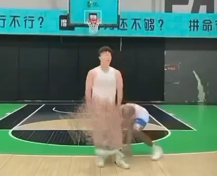 《牛教练的裤子》黑哥偷袭扯裤子视频-牛教练球场追打黑哥全记录-《牛教练的裤子》高清完整版免费观看-全网热播