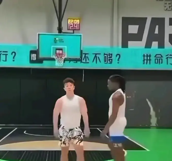 《牛教练的裤子》全网同步高清资源-牛教练裤子遭遇黑哥物理教材终极挑战-约好操场单挑结果裤腰带保卫战率先打响